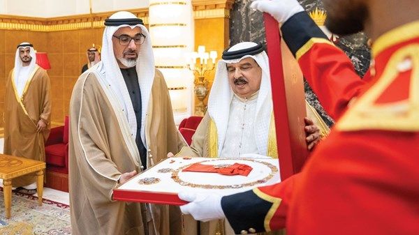 ملك البحرين يمنح ولي عهد أبوظبي «وسام النهضة للملك حمد»