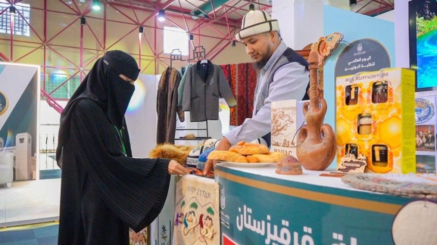 جامعة أم القرى تحتفي بـ 13 ثقافة عالمية في اليوم الدولي للطلبة والتسامح