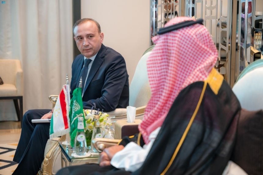 مؤتمر الاستثمار.. وزير الصناعة يبحث تعزيز التعاون مع تونس وطاجيكستان