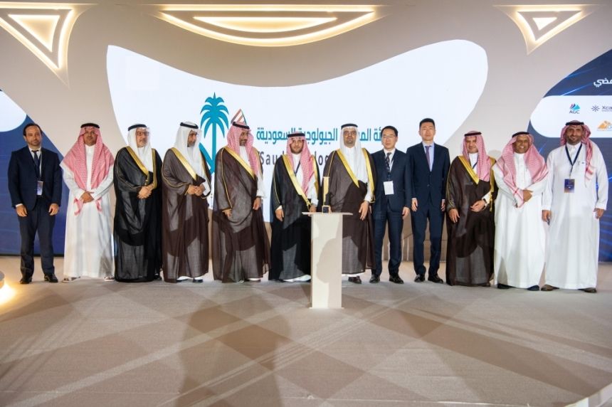 نائب أمير مكة يدشن شعار "المساحة الجيولوجية" الجديد
