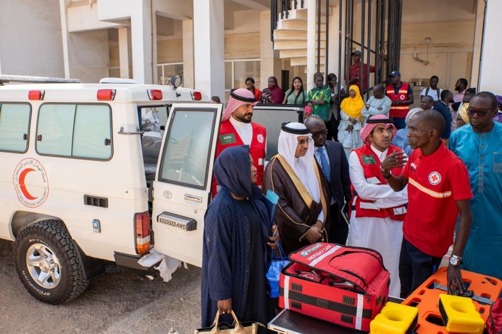 "الهلال الأحمر السعودي" تقدم سيارتي إسعاف للسنغال وغامبيا