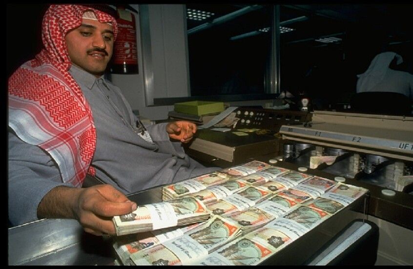 الخليج اليوم .. الكويت تسترد ملايين الدولارات من حسابات مصرفية لعملاء سحبت جنسيتهم