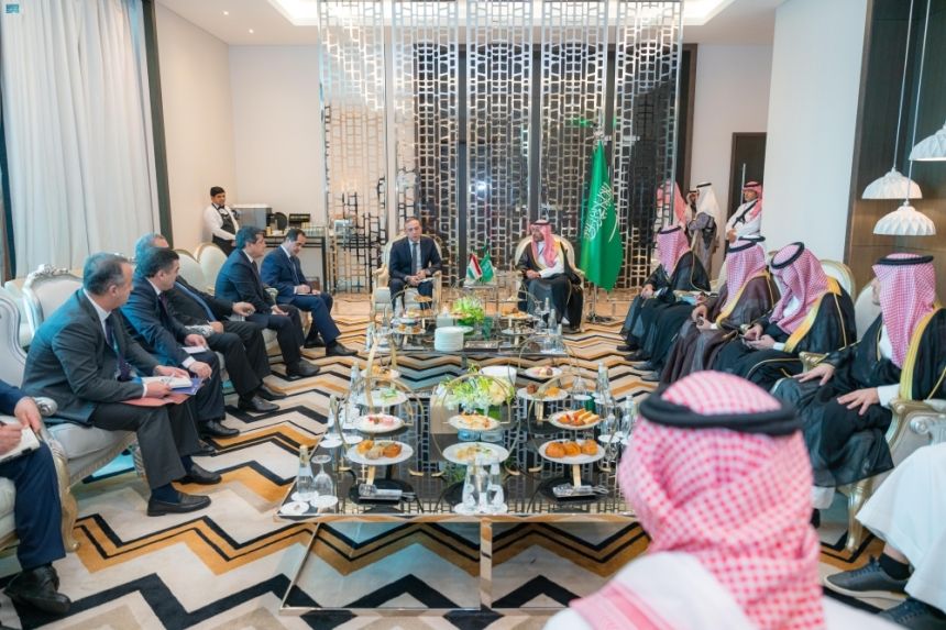 مؤتمر الاستثمار.. وزير الصناعة يبحث تعزيز التعاون مع تونس وطاجيكستان