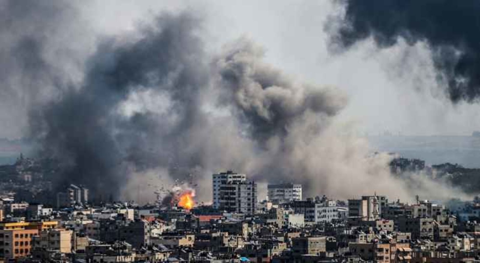 استشهاد ١١ فلسطينيًا في قصف إسرائيلي على مركز إيواء للنازحين بمدينة غزة
