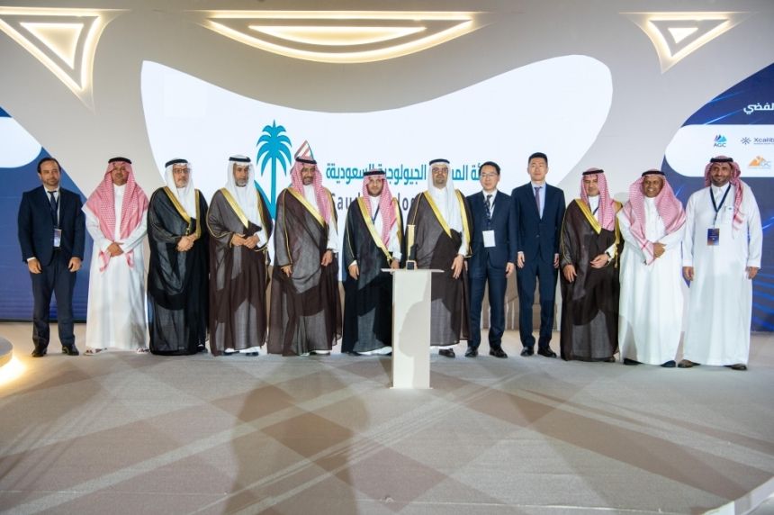 نائب أمير مكة يدشن شعار "المساحة الجيولوجية" الجديد