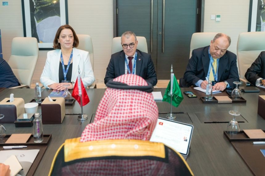 مؤتمر الاستثمار.. وزير الصناعة يبحث تعزيز التعاون مع تونس وطاجيكستان