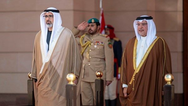 جرت له مراسم استقبال رسمية.. ولي عهد أبوظبي يصل إلى قصر القضيبية في المنامة