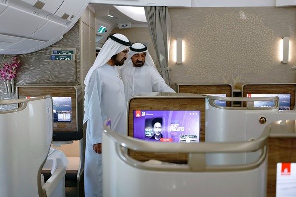 محمد بن راشد يطّلع خلال زيارة لمطار دبي الدولي على أحدث الطائرات من طراز "إيرباص A350"