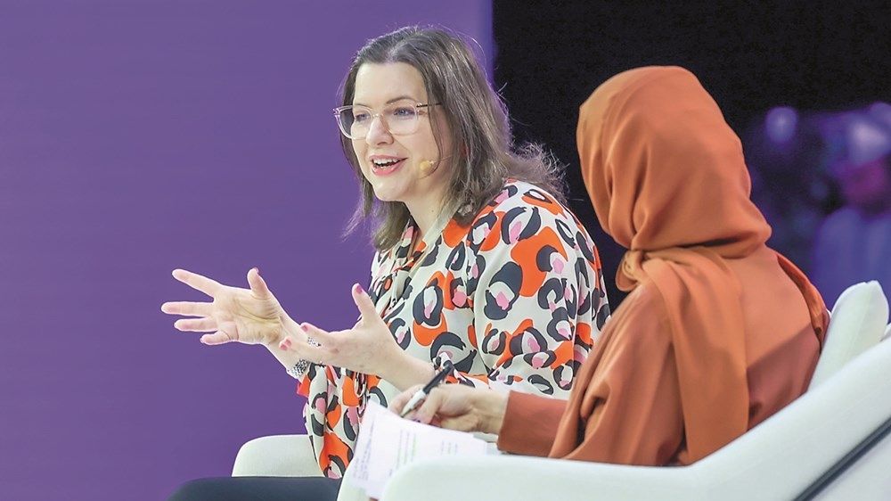 السيدة الأولى السابقة لأيسلندا تستعرض جانباً من رحلتها في السرد القصصي