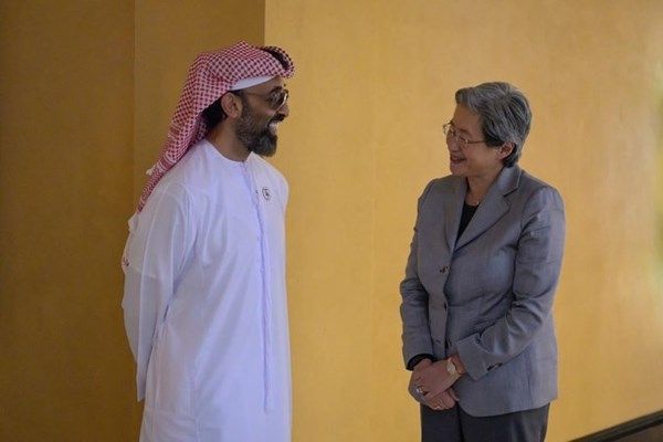 طحنون بن زايد يلتقي ليزا سو الرئيس التنفيذي لشركة إيه إم دي الرائدة في صناعة الرقائق الإلكترونية