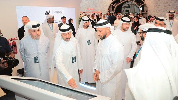 عبد الله آل حامد يزور جناح «أبوظبي للإعلام» بـ«الكونغرس العالمي»