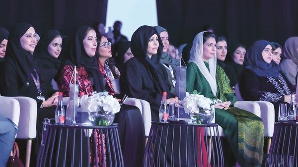 السيدة الأولى السابقة لأيسلندا تستعرض جانباً من رحلتها في السرد القصصي