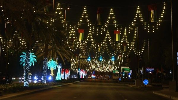 بلدية مدينة العين تزين الشوارع ومواقع الاحتفالات استعداداً لعيد الاتحاد الـ53