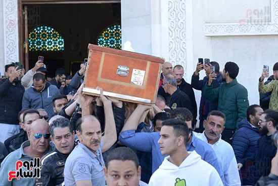 تشييع جثمان والد زوجة حمادة هلال ودفنه بمقابر الأسرة
