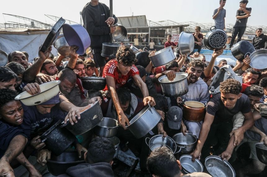 "الأونروا" تحذر: سكان غزة يبحثون عن بقايا الطعام في النفايات