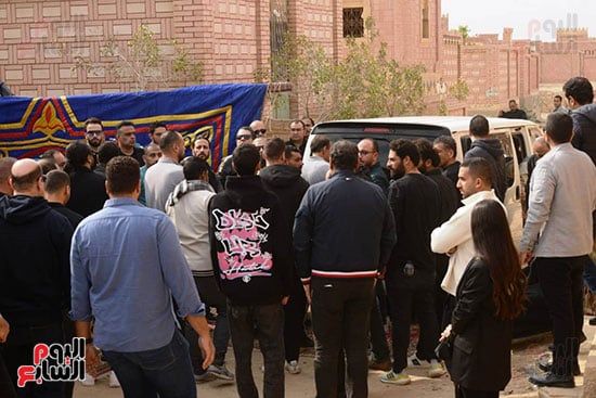 تشييع جثمان والد زوجة حمادة هلال ودفنه بمقابر الأسرة