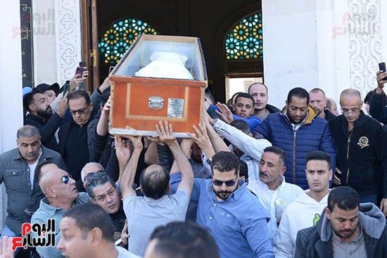 تشييع جثمان والد زوجة حمادة هلال ودفنه بمقابر الأسرة