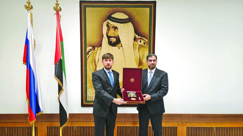 الامارات | رئيس الدولة يمنح مساعد رئيس  روسيا المعني بالمناخ وسام زايد الثاني من الطبقة الأولى