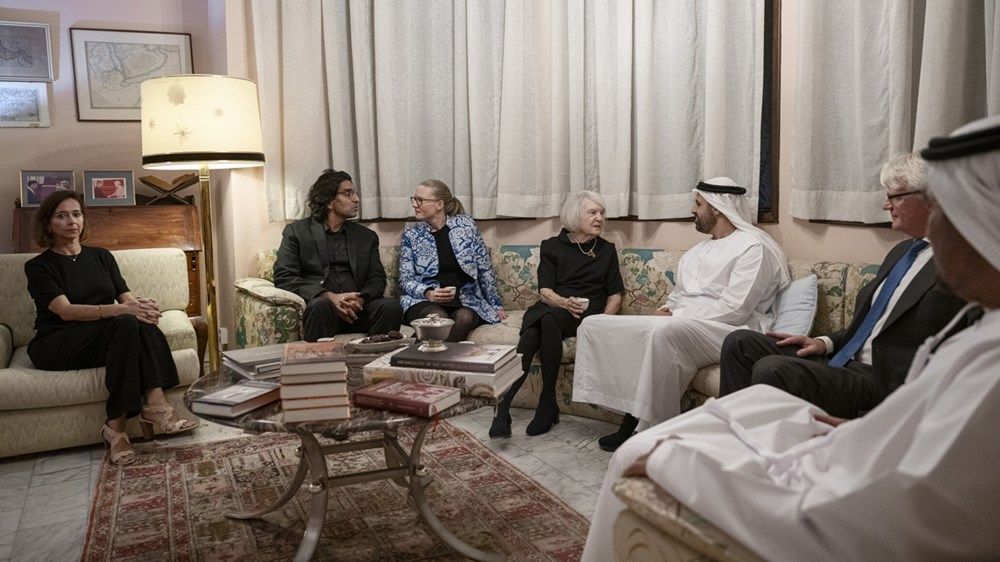 ذياب بن محمد بن زايد يقدم واجب العزاء في ديفيد هيرد