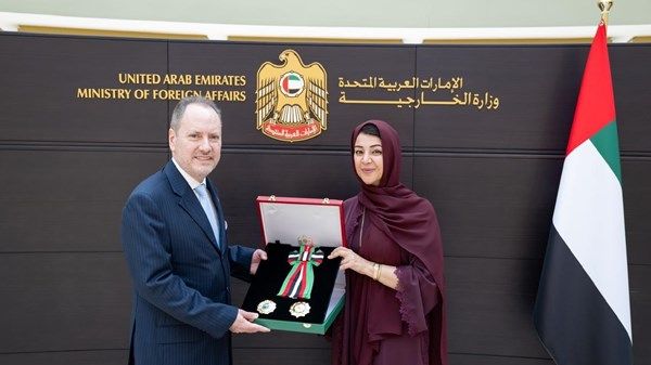 رئيس الدولة يمنح سفير الأوروغواي الشرقية وسام الاستقلال من الدرجة الأولى