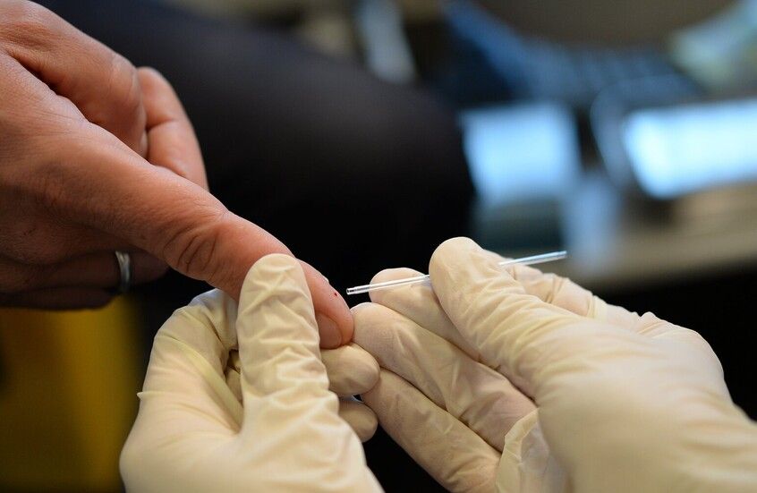 الخليج اليوم .. "الإيدز" يبعد 100 مقيم ووافد من الكويت