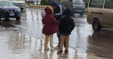 4 فوائد صحية ونفسية للمشى تحت المطر.. بشروط