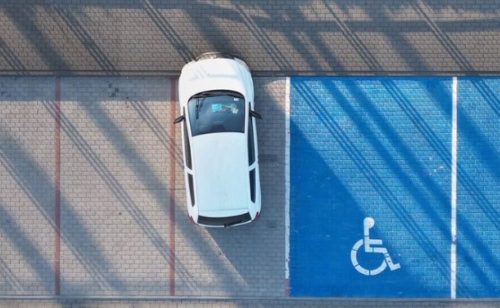 ممرات وإضاءة.. مواصفات مواقف ذوي الإعاقة في ”كود الطرق السعودي“