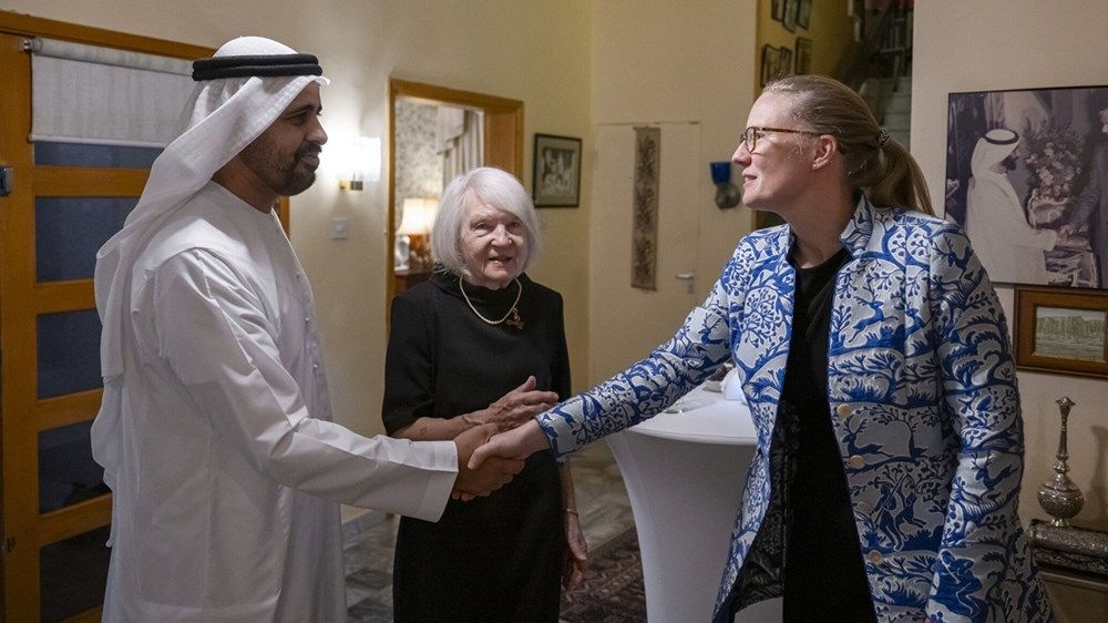 ذياب بن محمد بن زايد يقدم واجب العزاء في ديفيد هيرد