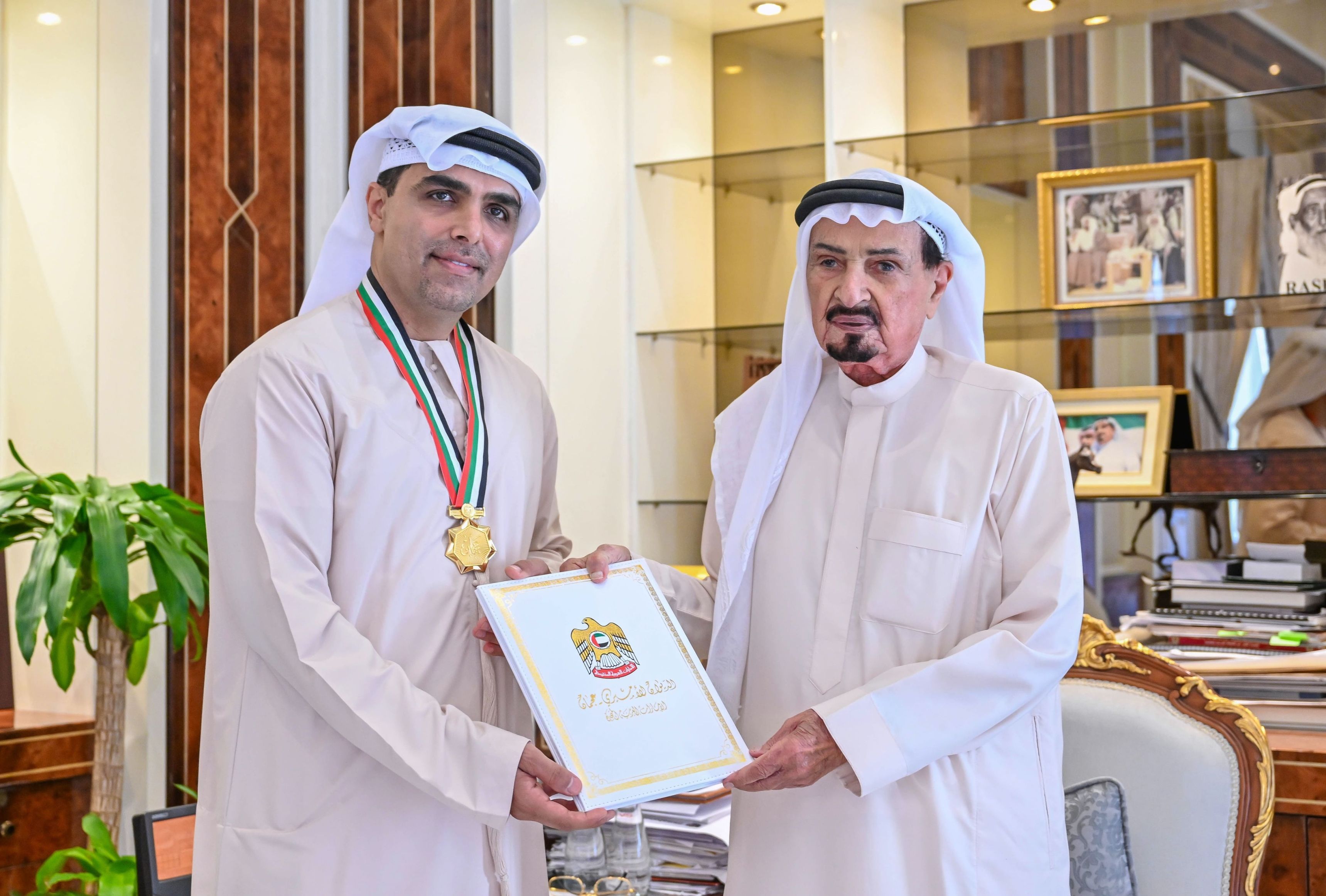 الامارات | حميد بن راشد يمنح الجراح الإماراتي عبدالسلام البلوشي "قلادة عجمان"