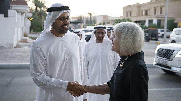 ذياب بن محمد بن زايد يقدم واجب العزاء في ديفيد هيرد