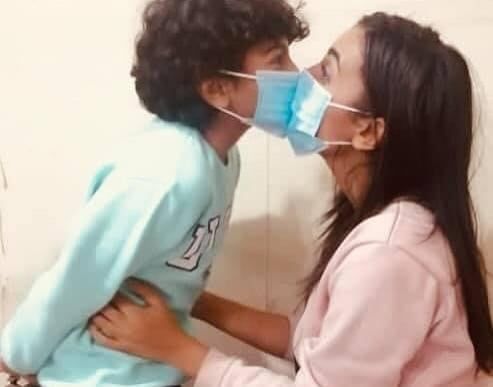 هاجر الشرنوبي لمنتقدي صور تقبيلها لابنها: اللي شايفها عيب يروح يتعالج