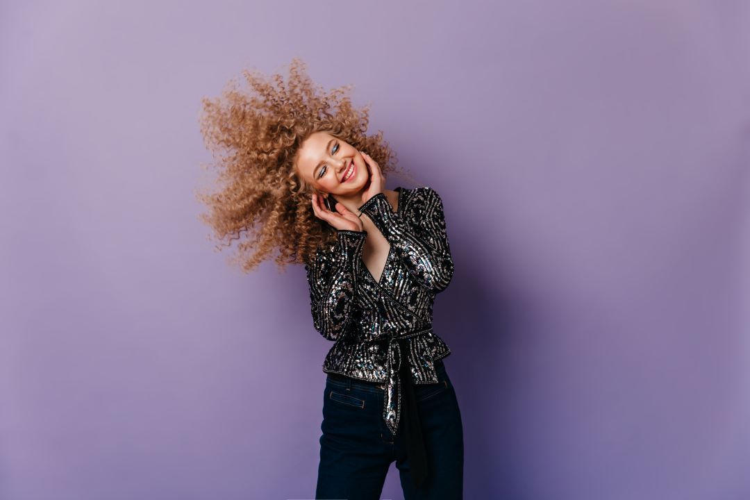     الشعر الكيرلي ميزة الجمال العصرية.. هكذا تُعززين من لمعانه وحيويته