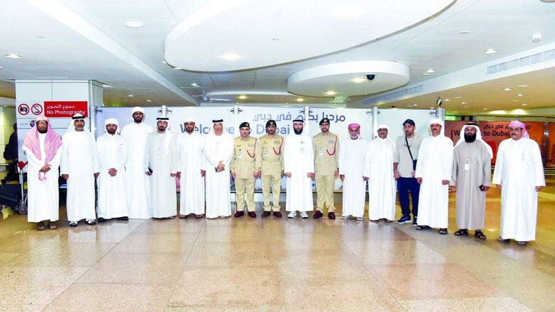 الامارات | شرطة دبي تستقبل موظفيها المعتمرين ضمن الفوج الأخير للرحلات الدينية