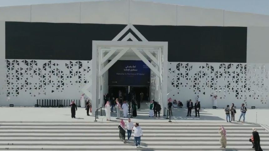 "الحارثي" يبحث الفرص الاستثمارية لمعرض مستقبل الإعلام