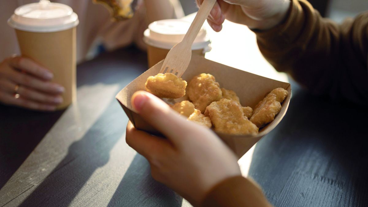 الامارات | أطباء ومختصون: «الناغتس» يهدد الأطفال بأمراض القلب والسكري