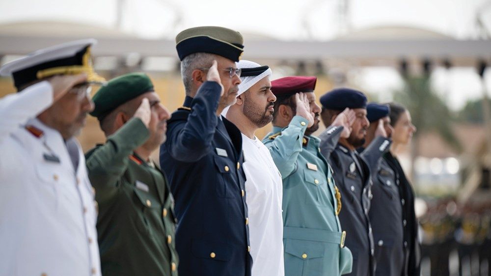 ذياب بن محمد بن زايد يشارك في وقفة الدعاء الصامت في واحة الكرامة بمناسبة يوم الشهيد