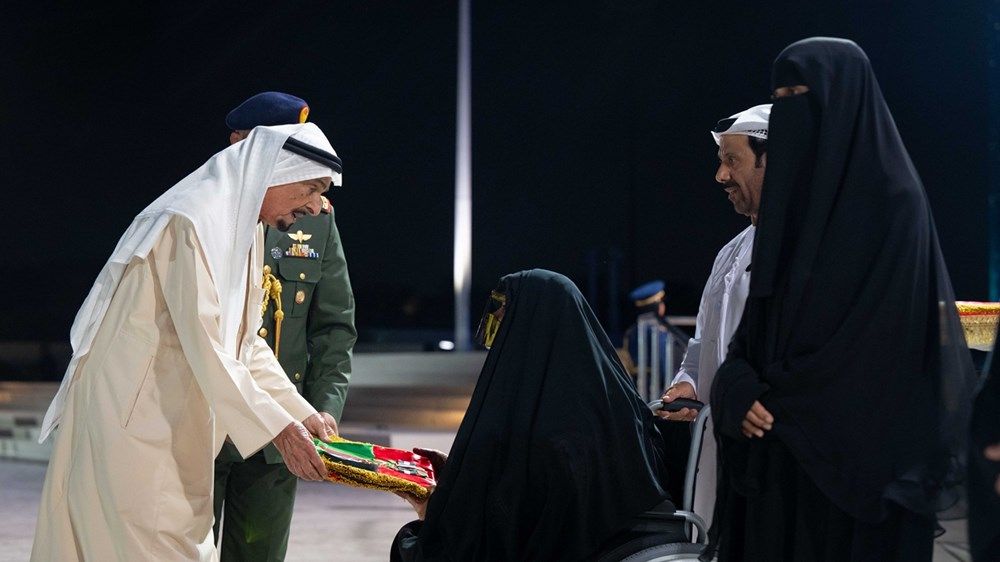 حاكم عجمان يشهد مراسم يوم الشهيد في واحة الكرامة في أبوظبي ويكرم عدداً من أسر الشهداء