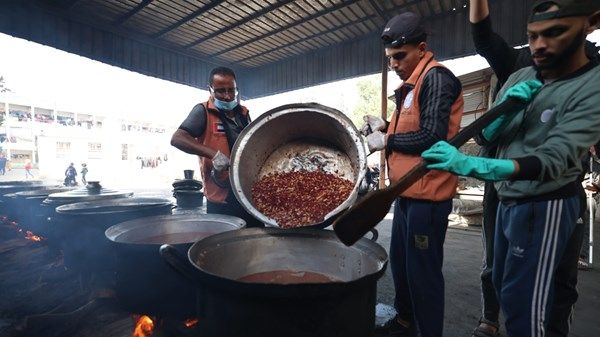 «الفارس الشهم 3» توزع آلاف الوجبات الغذائية على النازحين في غزة