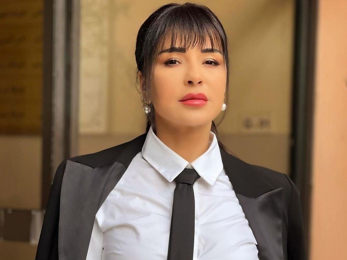 تسريحات شعر مرفوعة شبابية من وحي النجمات تُبرز جمال وجهكِ