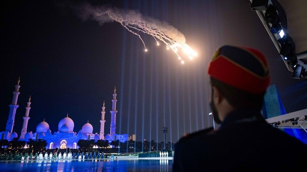 حاكم عجمان يشهد مراسم يوم الشهيد في واحة الكرامة في أبوظبي ويكرم عدداً من أسر الشهداء