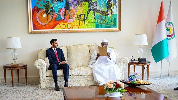 رسالة من منصور بن زايد إلى رئيس كوت ديفوار سلمها شخبوط بن نهيان