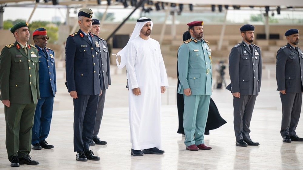 ذياب بن محمد بن زايد يشارك في وقفة الدعاء الصامت في واحة الكرامة بمناسبة يوم الشهيد