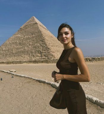 إطلالة هاندا أرتشيل في الأهرامات تلفت الأنظار.. وهـ ـذه تفاصيلها