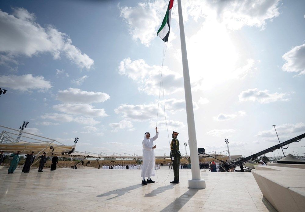 ذياب بن محمد بن زايد يشارك في وقفة الدعاء الصامت في واحة الكرامة بمناسبة يوم الشهيد