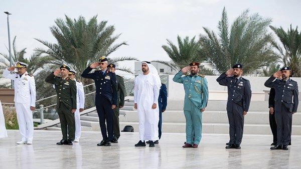 ذياب بن محمد بن زايد يشارك في وقفة الدعاء الصامت في واحة الكرامة بمناسبة يوم الشهيد