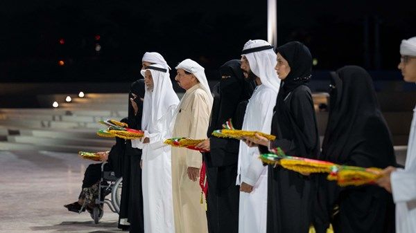 حاكم عجمان يشهد مراسم يوم الشهيد في واحة الكرامة في أبوظبي ويكرم عدداً من أسر الشهداء