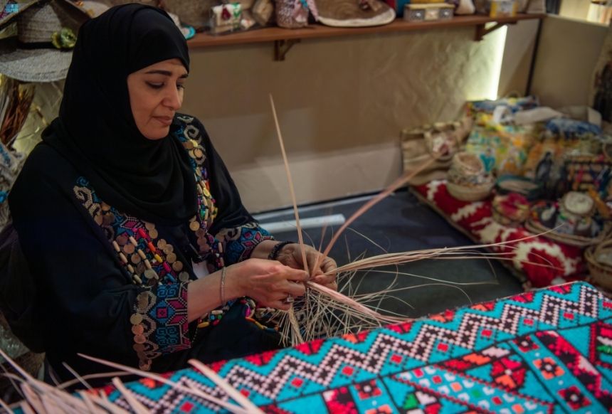 إبداع وتجارة.. "بنان" يسوق الحرف اليدوية ويحولها لمشروعات مستدامة