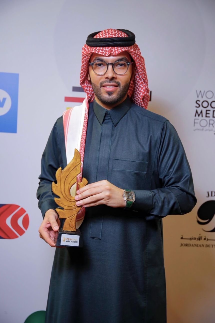 تكريم مذيع سعودي في المنتدى العالمي للتواصل الاجتماعي بالأردن