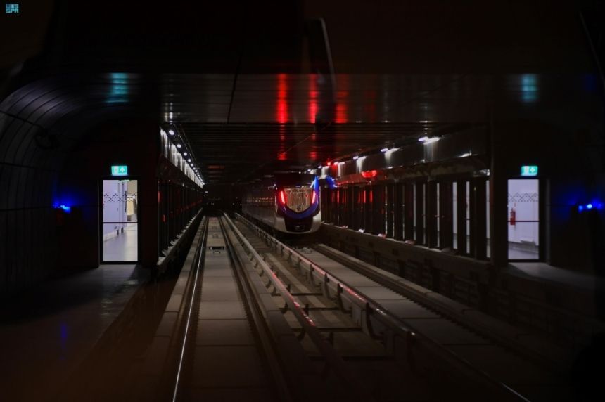 بقطار الرياض.. نائب أمير المنطقة يشارك الركاب جولة حول العاصمة