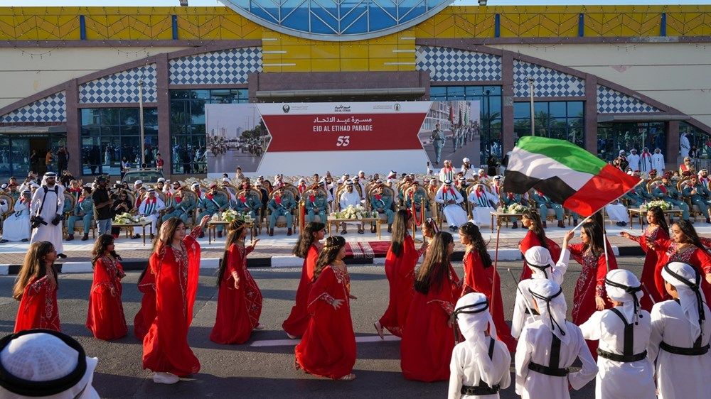 أحمد بن سعود يشهد مسيرة شرطة رأس الخيمة بمناسبة عيد الاتحاد الـ53